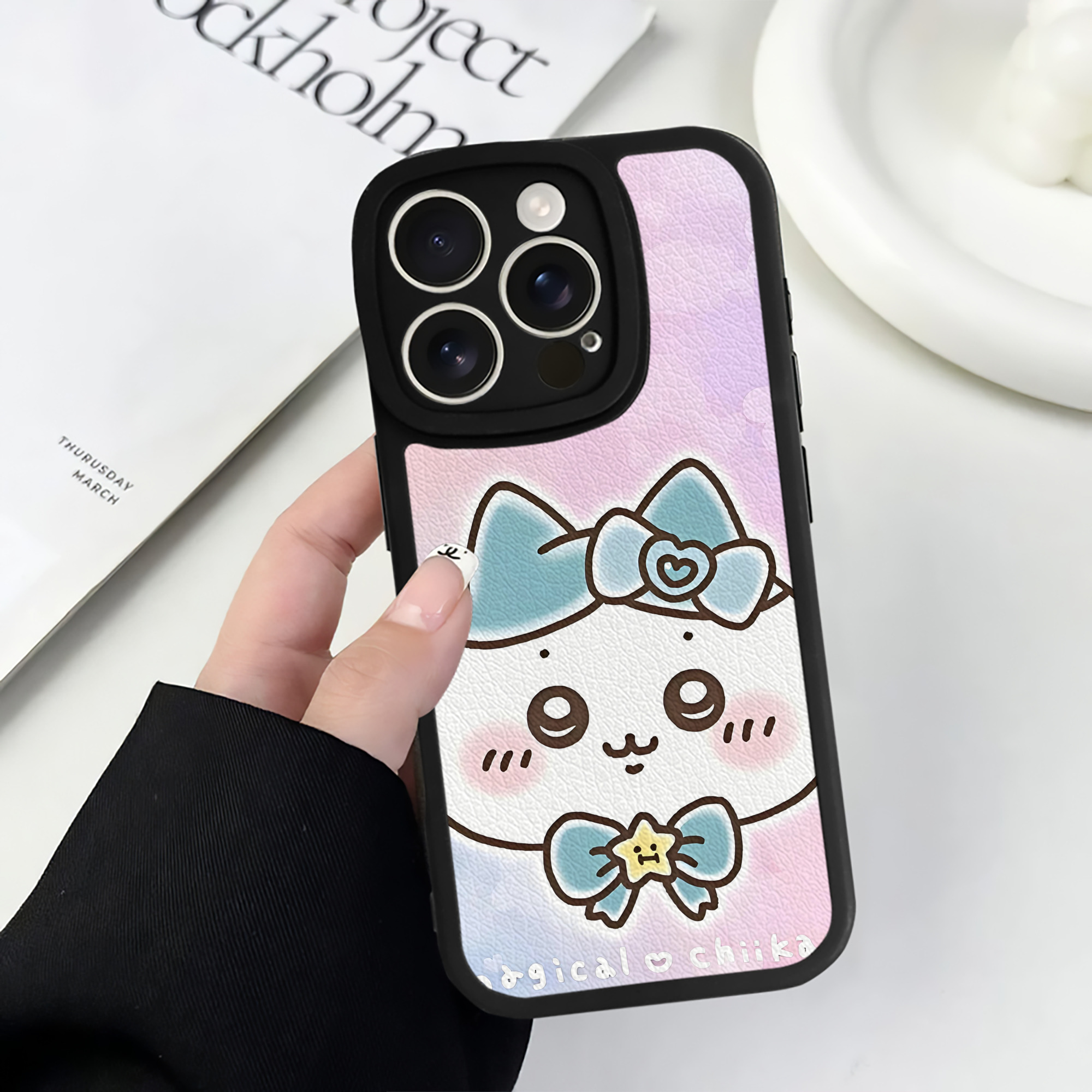 （画像用） ちいかわ Chii-kawa 【iPhone 16シリーズ対応】シリコンスマホケース（レザー調） 材質：シリコン
